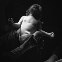 Bebé recién nacido al momento que la doctora dice &quot; he aquí a su hermosa bebé&quot;, ©Aarón Ramírez Kapta F22