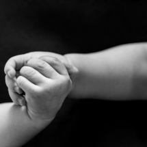 Hermanos bebés tocando sus manos, ©Aarón Ramírez Kapta F22