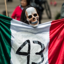 Persona con mascara de calavera en marcha por los 43, Ciudad de México