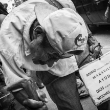 Hombre con enfermedad degenerativa pidiendo limosna en calles de algún pueblo del Sureste de México