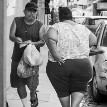 Sobre sorprendido de mujer con sobre peso en calles de algún pueblo en el Sureste de México.©Aarón Ramírez Kapta F22