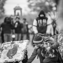 Peregrino de rodillas rumbo a la Basílica de Guadalupe recibe consuelo de su pareja.©Aarón Ramírez Kapta F22